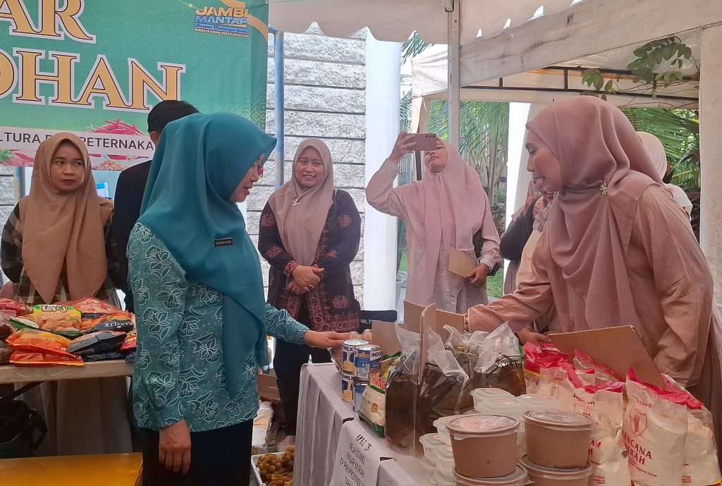 Ketua TP PKK Provinsi Jambi, Hesti Haris meninjau jualan di Pasar Murah Ramadhan