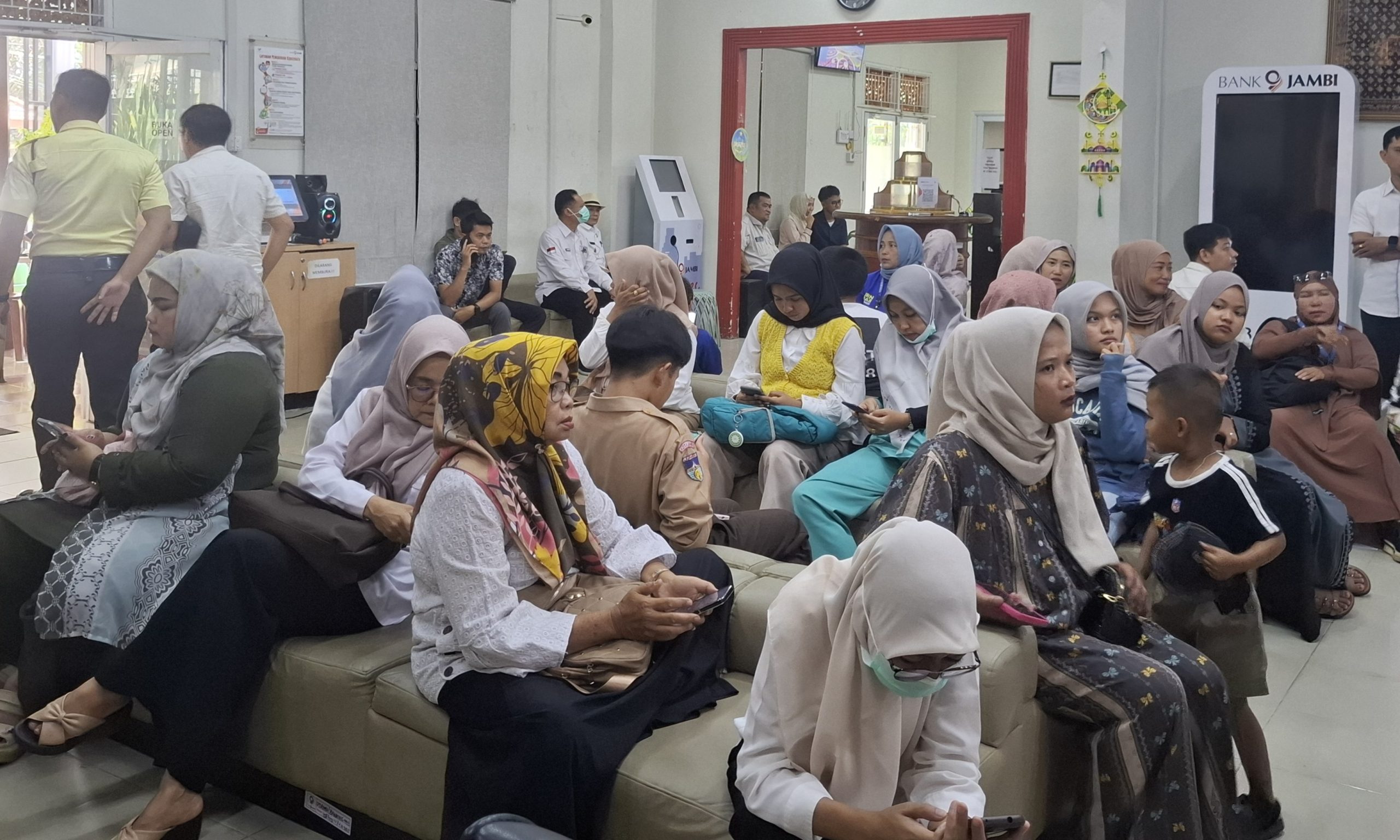 Layanan Bank Jambi tetap optimal meskipun terpantau ramai