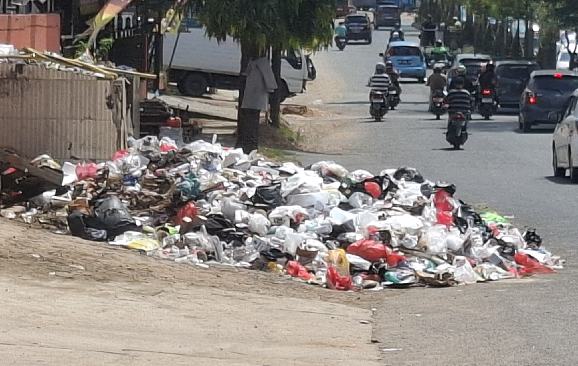Tumpukan sampah di Simpang Rimbo, Kota Jambi