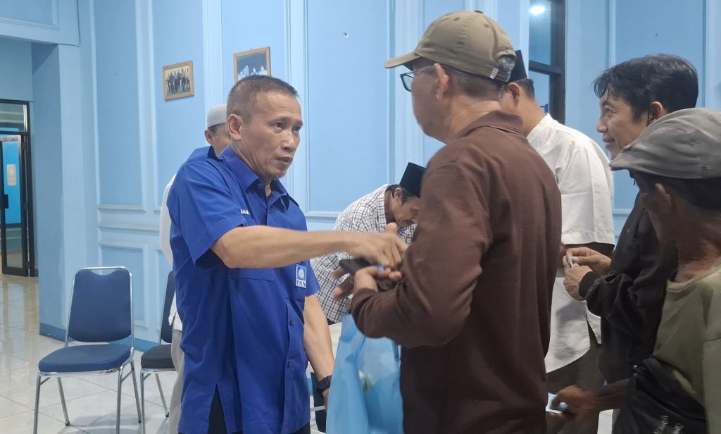 Sekwil DPW PAN Jambi, Madian Saswadi menyerahkan bantuan sembako ke masyarakat