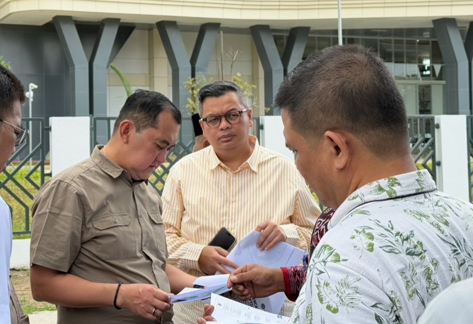 Ketua DPRD Kota Jambi turun langsung meninjau lokasi pemasangan lampu jalan di Kelurahan Arab Melayu