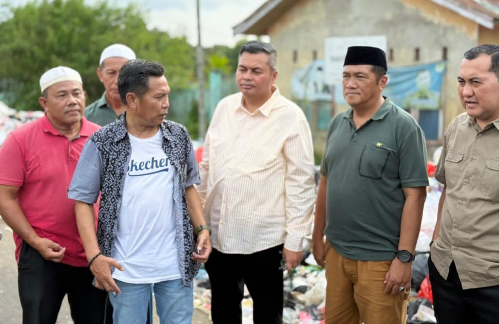 Kemas Faried Alfarelly dan Umar Faruk menemukan tumpukan sampah di Depo sampah Olak Kemang