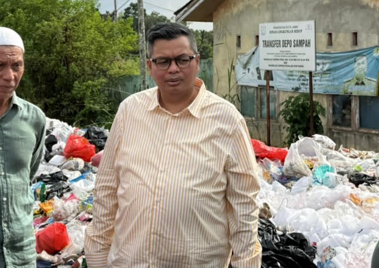 Ketua DPRD Kota Jambi, Kemas Faried Alfarelly meninjau depo sampah di Olak Kemang