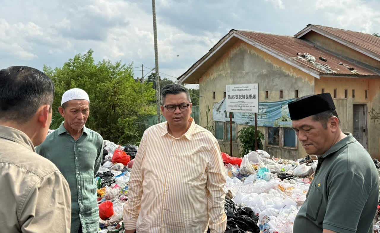 Kemas Faried Alfarelly menemukan tumpukan sampah di Depo sampah Olak Kemang