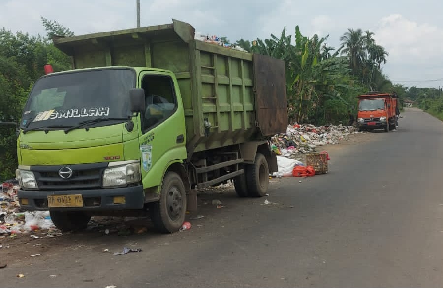 DLH Kota Jambi bersihkan depo sampah di Olak Kemang menindaklanjuti permintaan Ketua DPRD Kemas Faried Alfarelly