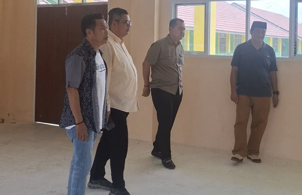 Kemas Faried Alfarely, Umar Faruk, dan Asisten Intelijen Kejati Jambi sidak bangunan SMPN 3 Kota Jambi