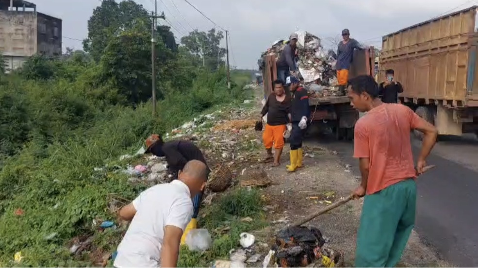 DLH Kota Jambi bersihkan sampah di jalan lintas sumatera sebelum jembatan Aurduri I
