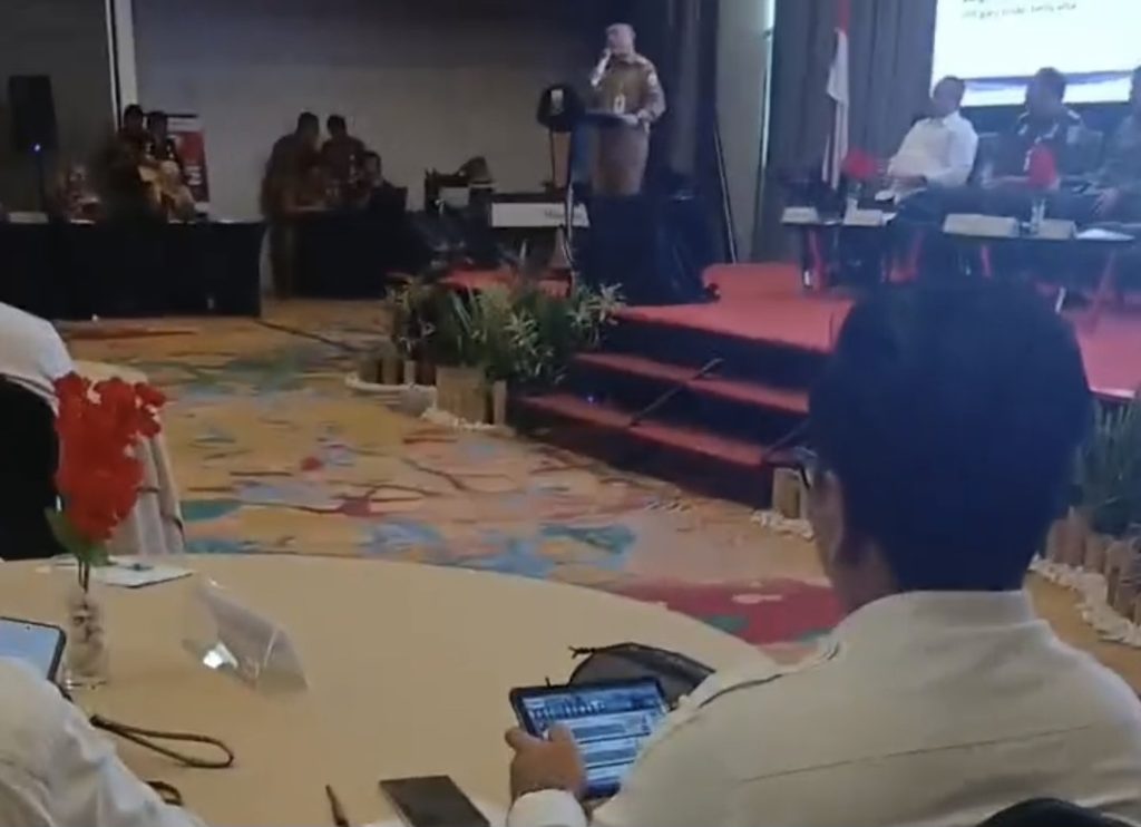 Kepala Regional BGN Jambi bermain game saat Gubernur Al Haris menyampaikan arahan