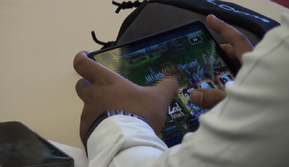 Kepala BGN Regional Jambi, Adityo Wirapranatha bermain game