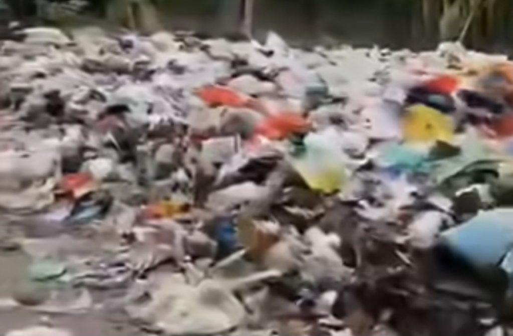 Tumpukan sampah di Terminal Alam Barajo