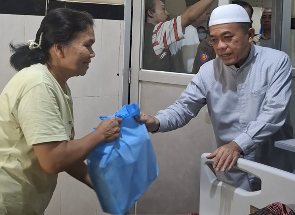 Gubernur Jambi Al Haris menyerahkan tali asih kepada pasien di RSUD Raden Mattaher Jambi