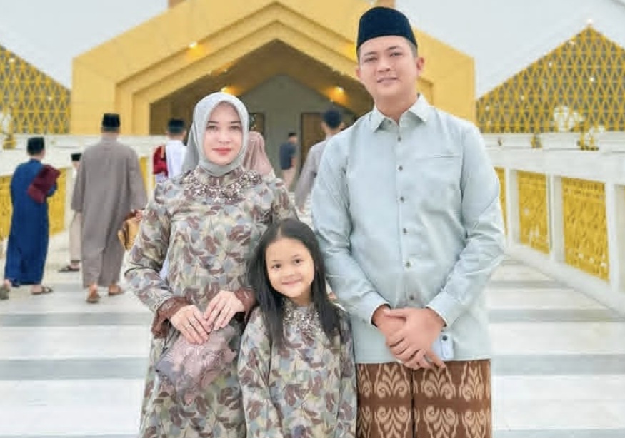Ketua DPRD Provinsi Jambi, M Hafiz Fattah bersama keluarga sholat Idul Fitri di Masjid Tsamaratul Insan Jambi (Islamic Center)