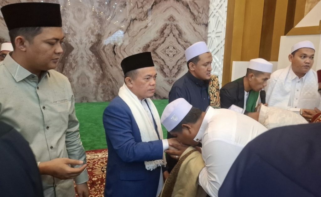 Gubernur Jambi Al Haris sholat Idul Fitri di Masjid Tsamaratul Insan Jambi (Islamic Center)