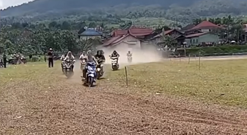 Balap motor emak-emak di Kabupaten Merangin