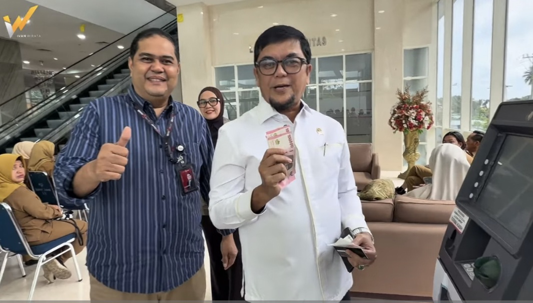 Wakil Ketua l DPRD Provinsi Jambi, Ivan Wirata tarik tunai menggunakan ATM di Bank Jambi