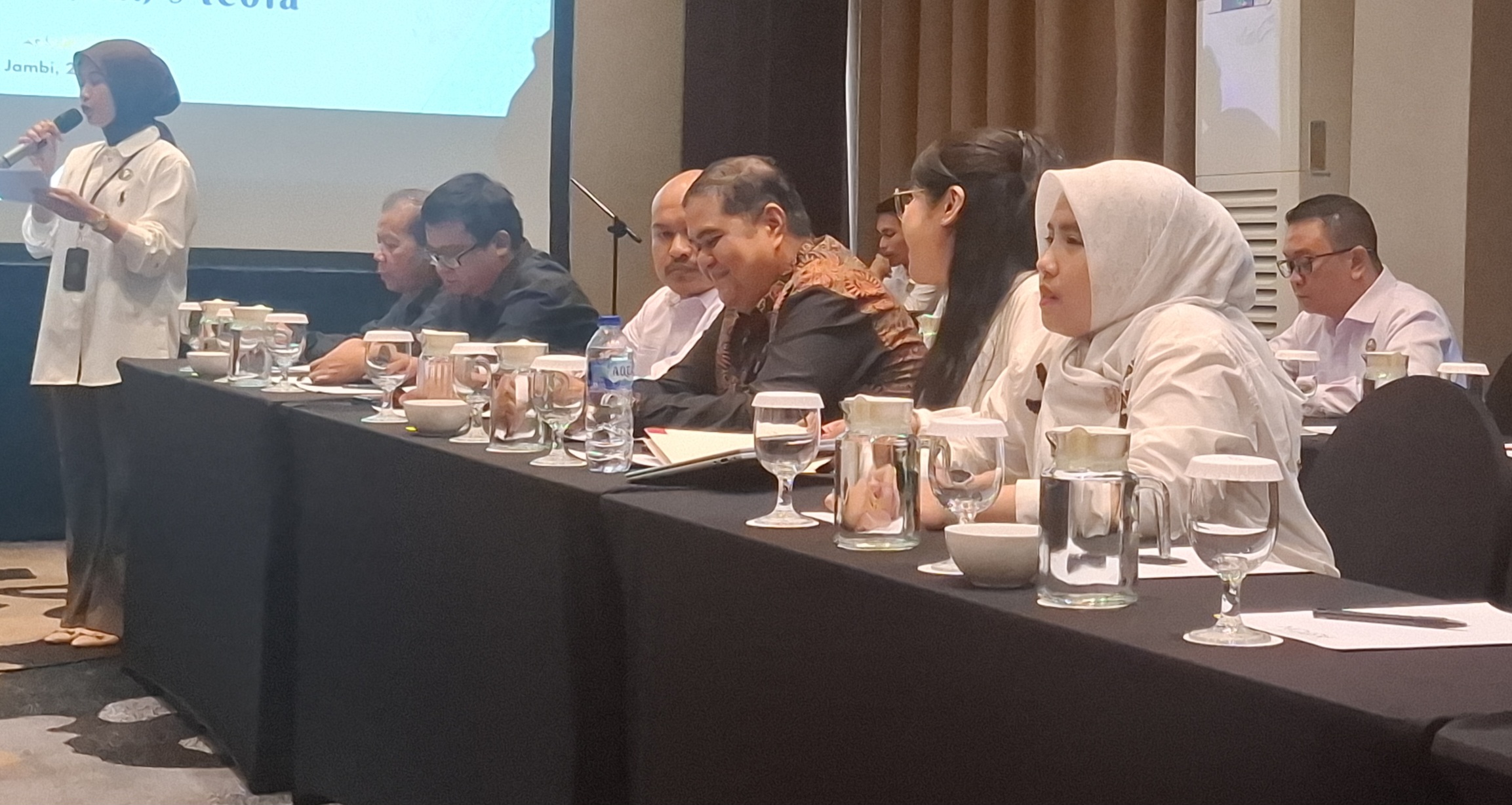 Direktur Operasional Bank Jambi, Zulfikar (baju coklat)