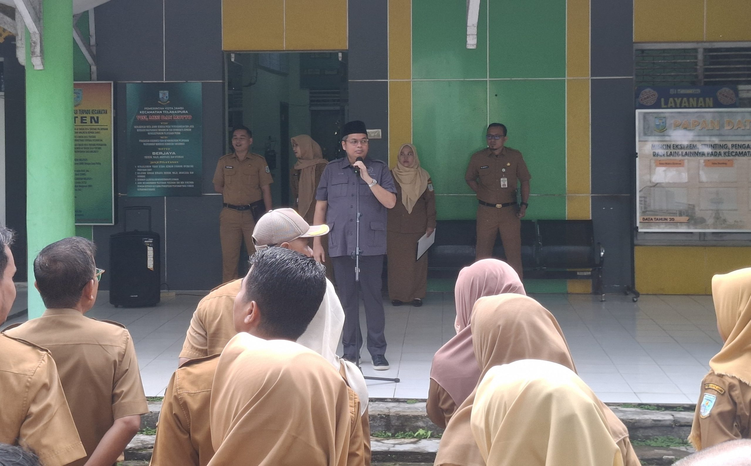 Ketua DPRD Kota Jambi, Kemas Faried Alfarelly pimpin apel pagi di Kecamatan Telanaipura