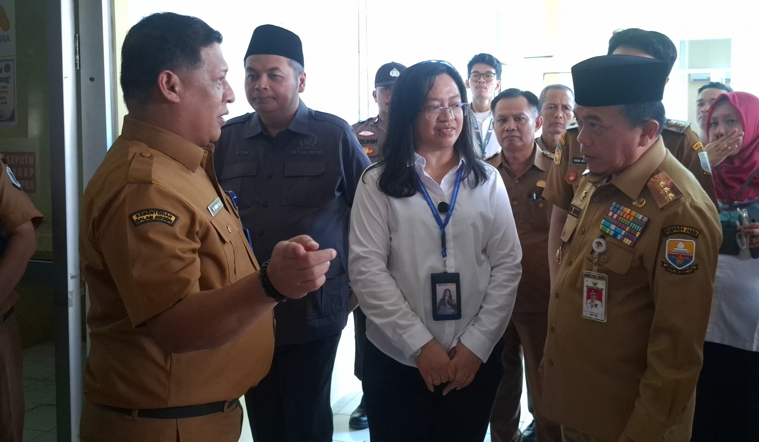Plt Kadisdik Provinsi Jambi, M Umar bersama Gubernur Jambi Al Haris tinjau TKA di SMPN 7 Kota Jambi