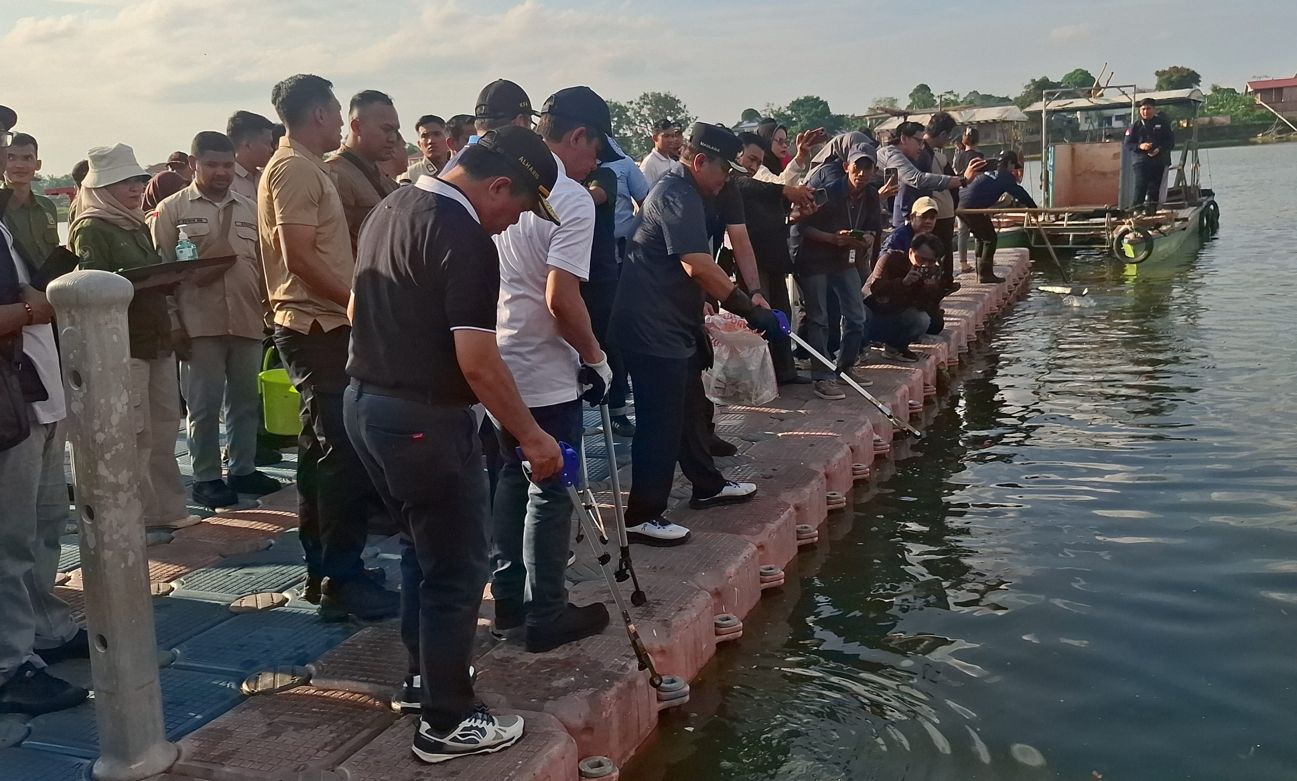 Menteri LH dan Gubernur Jambi turun tangan bersihkan sampah di kawasan wisata Danau Sipin
