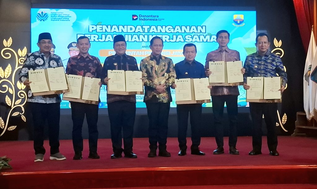Menteri LH menyaksikan MoU antara Pemerintah Provinsi Jambi dan pemerintah kabupaten/kota se-Jambi Raya