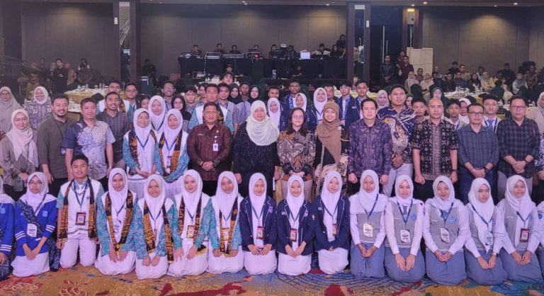 Plt Kepala Dinas Pendidikan Provinsi Jambi bersama jajaran dan peserta lomba cerdas cermat empat pilar 2026