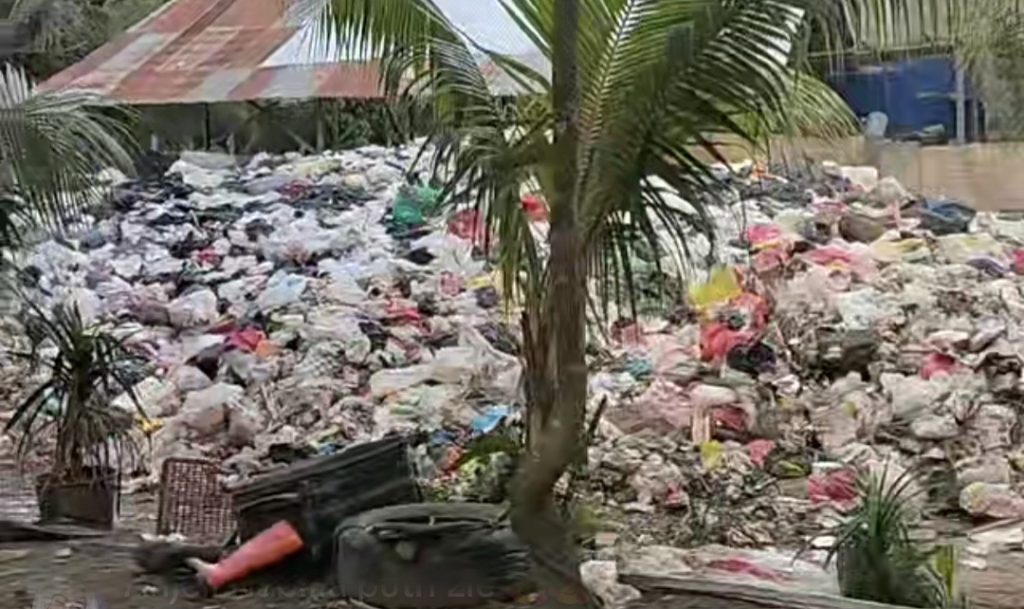 Tumpukan sampah di TPS 3R Jaya Abadi