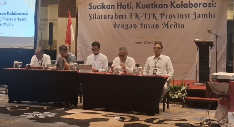 Direktur Utama Bank Jambi, Khairul Suhairi (samping kiri Kepala OJK Provinsi Jambi)