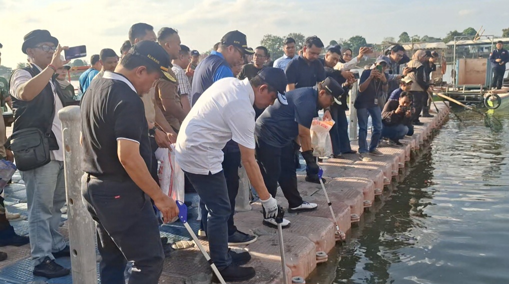 Kemas Faried bersama Menteri LH, Gubernur, dan Wali Kota Jambi bersihkan sampah