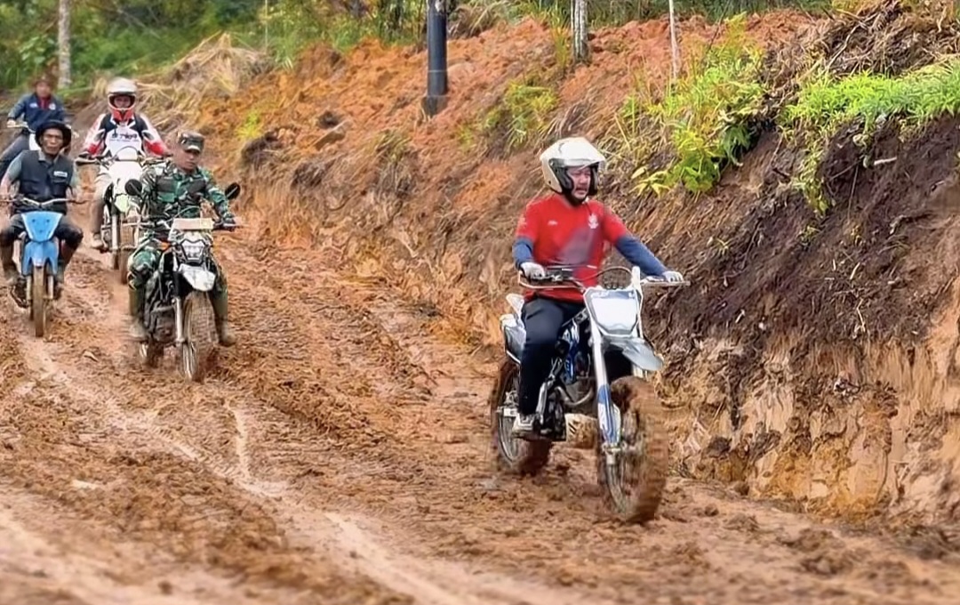 Bupati Kerinci, Monadi tinjau perbaikan jalan di Ranah Pemetik