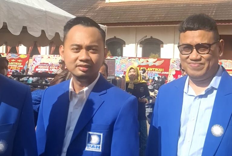 Anggota DPRD Provinsi Jambi, Zulkifli Linus (kiri)