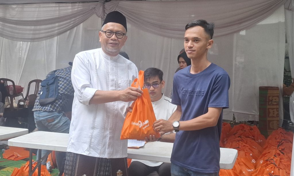 Direktur Utama Bank Jambi, Khairul Suhairi serahkan hewan kurban