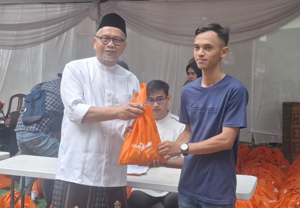 Direktur Utama Bank Jambi, Khairul Suhairi serahkan hewan kurban