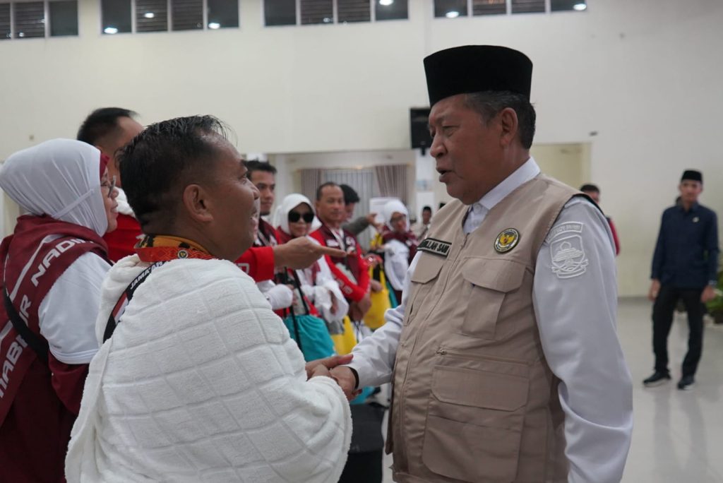 Wakil Gubernur Jambi, Abdullah Sani, melepas keberangkatan 442 Jamaah Calon Haji