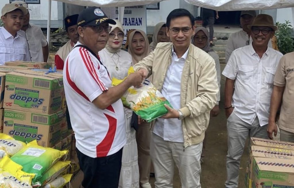 Wakil Ketua DPRD Provinsi Jambi, Faizal Riza serahkan bantuan kepada warga Teluk Nilau