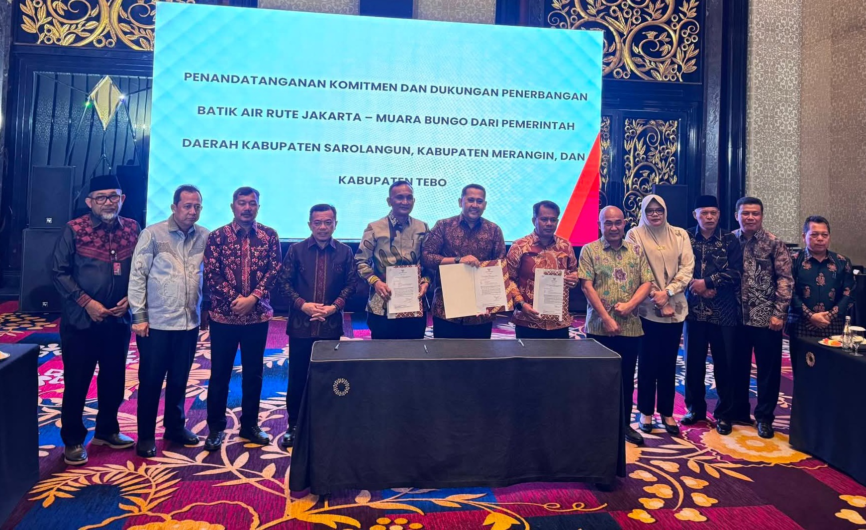 Kepala Daerah se-provinsi Jambi sekaligus para pemegang saham Provinsi Jambi bersama Komisaris Utama Bank Jambi