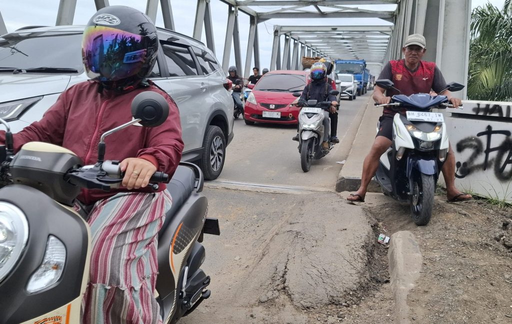 Jalan rusak di jembatan Aurduri I (dok/istimewa)