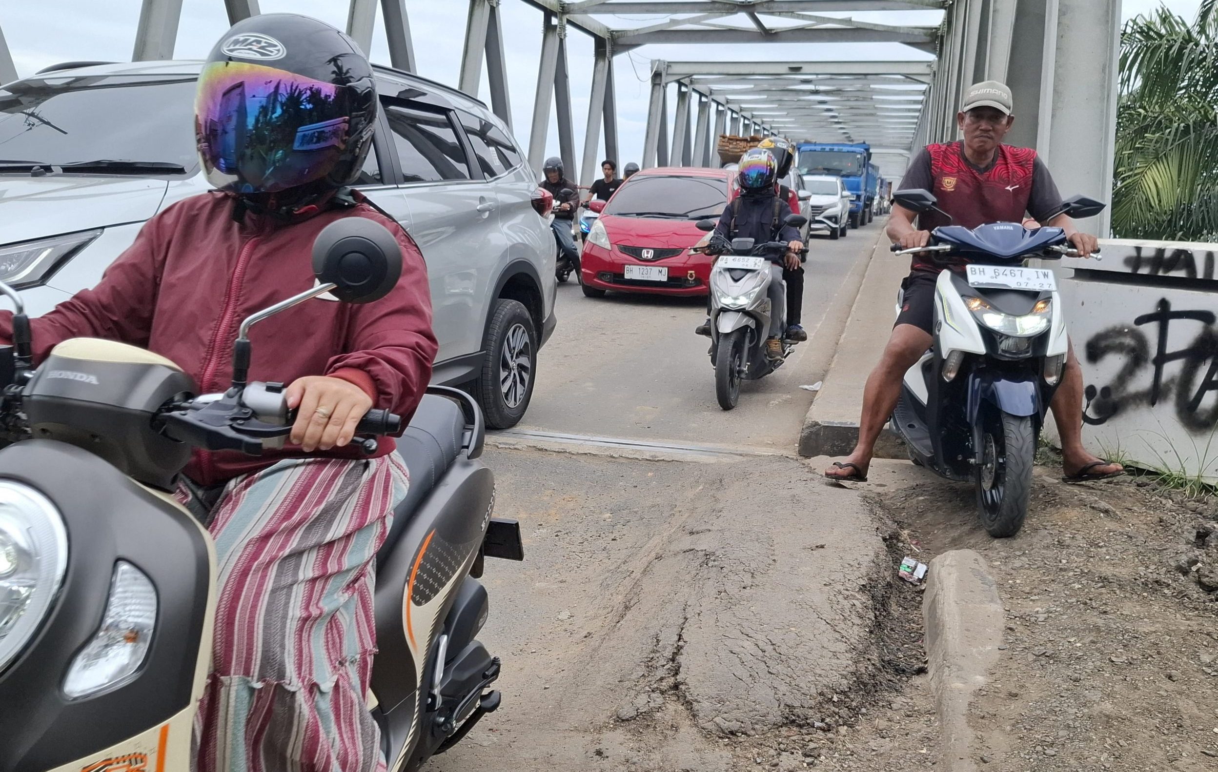 Jalan rusak di jembatan Aurduri I (dok/istimewa)