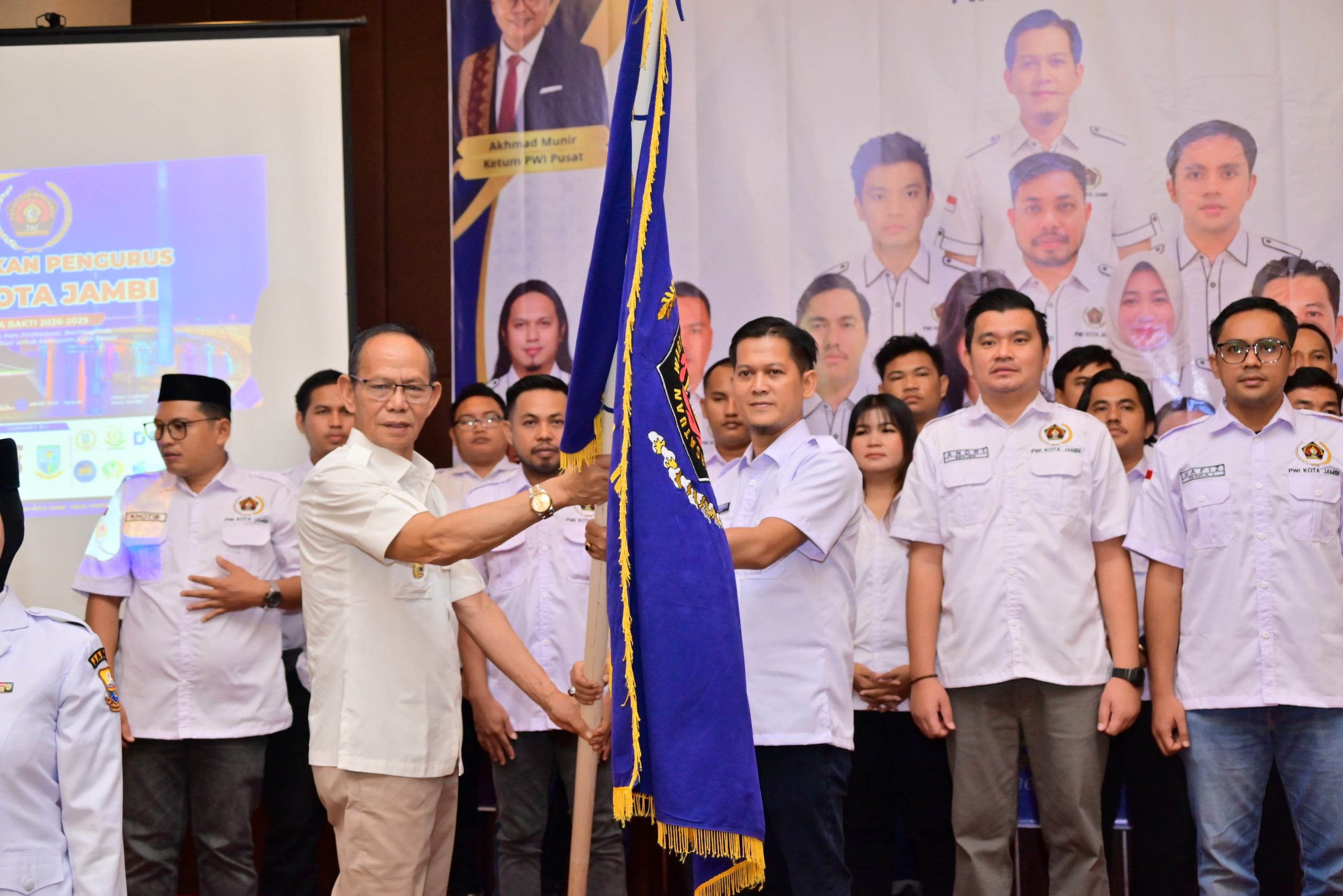 Ketua PWI Kota Jambi, Irwansyah resmi dilantik oleh Ketua PWI Provinsi Jambi, Ridwan Agus Depati
