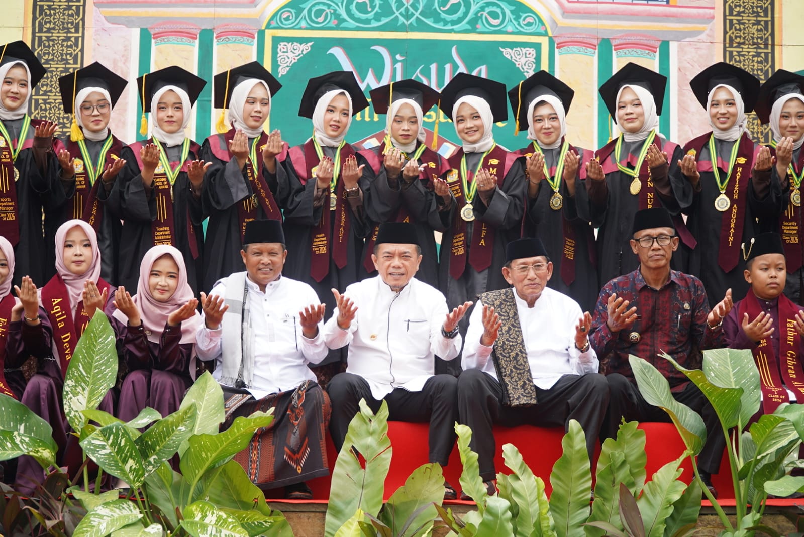 Gubernur Al Haris doakan santri ponpes Al-Anwar jadi generasi berakhlak mulia dan berprestasi