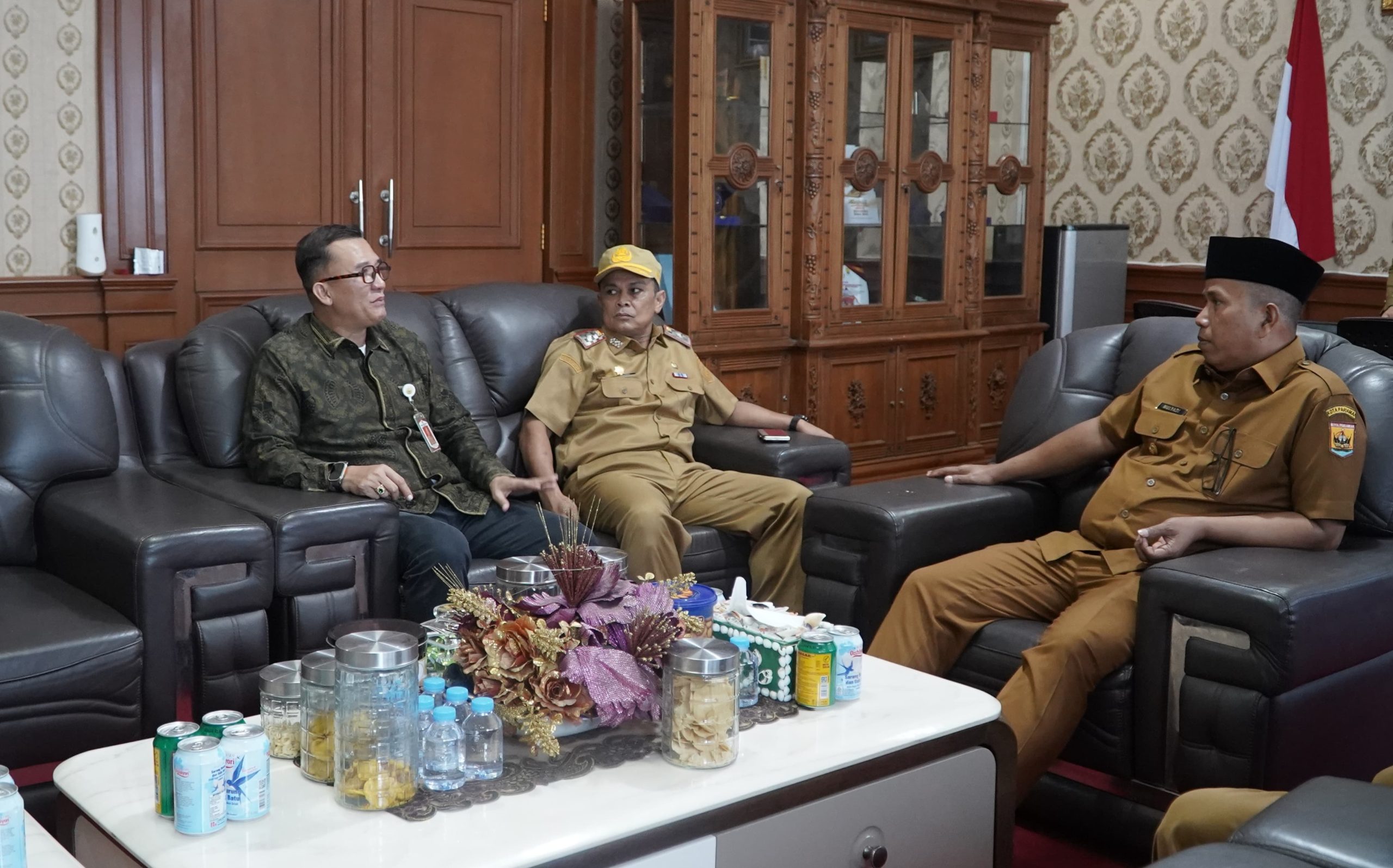 Kadis Kominfo Provinsi Jambi Ariansyah bersama Wakil Walikota dan Sekda Kota Usai Hadiri Pesona Budaya Hoyak Tabuik Piaman 2026, Kadis Kominfo Povinsi Jambi Ariansyah Silaturahmi dengan Wawako dan Sekda Pariaman 
