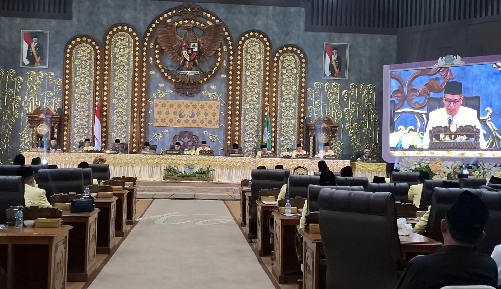 Ketua DPRD Kota Jambi, Kemas Faried Alfarelly memimpin rapat paripurna HUT ke-80 Pemkot Jambi dan 625 Tahun Tanah Pilih Pusako Betuah