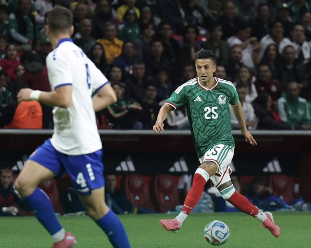 Meksiko menggiring bola (dok/miseleccionmx)