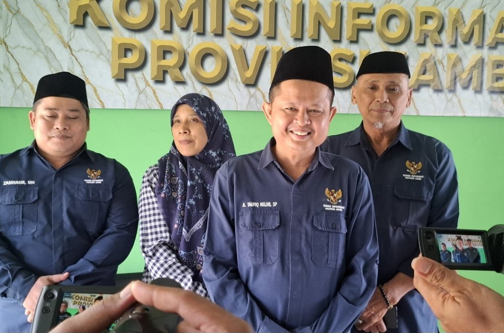 Ketua Komisi Informasi, Ahmad Taufiq Helmi bersama anggota Komisioner