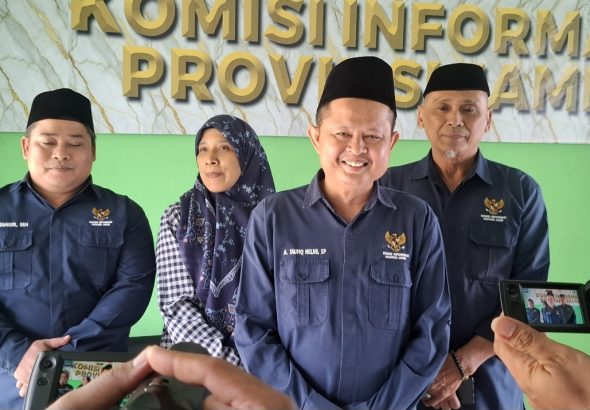 Ketua Komisi Informasi, Ahmad Taufiq Helmi bersama anggota Komisioner