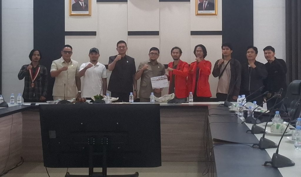 Ketua DPRD Provinsi Jambi, M. Hafiz Fattah, didampingi Wakil Ketua DPRD Provinsi Jambi Ivan Wirata dan Samsul Riduan, RDP bersama GMNI Jambi