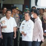 Wakil Presiden Gibran Rakabuming Raka bersama Gubernur Jambi dan Direktur RSUD Raden Mattaher Jambi