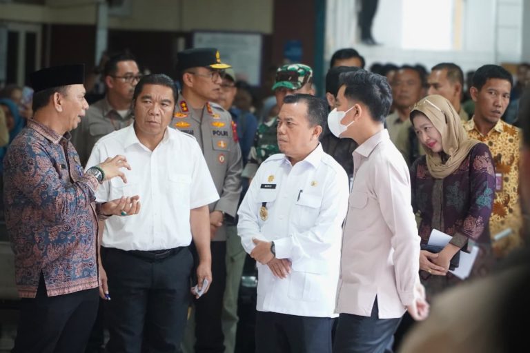 Wakil Presiden Gibran Rakabuming Raka bersama Gubernur Jambi dan Direktur RSUD Raden Mattaher Jambi