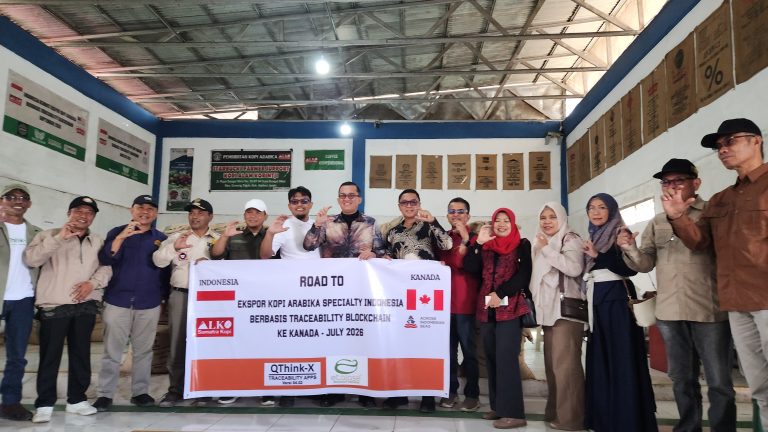 Kadis Kominfo Ariansyah bersama CEO dan Manajer serta staff PT Alko Sumatra Kopi
