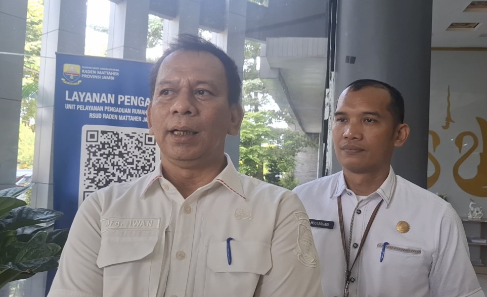 Plt Dirut RSUD Raden Mattaher Jambi, drg Iwan Hendrawan bersama Wadir Umum dan Keuangan, Dr. Mustarhadi
