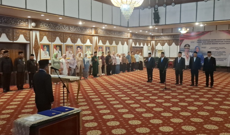 Gubernur Jambi Al Haris melantik 5 pejabat eselon ll di lingkungan Pemerintah Provinsi Jambi dalam